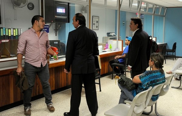 June 19, 2014: Jorge Arce Lara (right) at the Prosecutor's Office. Victim Steven Segura (left) is talking to Francisco Campos, his lawyer, who left him illegaly to defend Arce Lara, the offender.